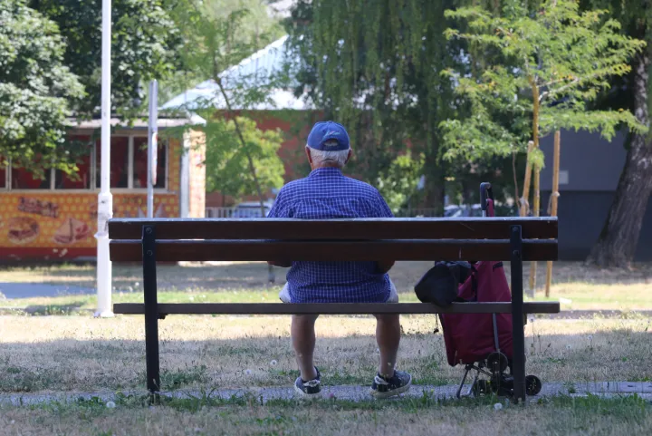 Osijek, 31. 07. 2026, Vrućina, toplotni val, ljudi se ne razne načeine &scaron;tite od vručine, uirovljenik na popratku iz trgovine sklanja se u hladovinu, radnici koji rade na otvorenom, piju puno tekućine, i terase kafića su prazne u najtoplije m dijelu dana... ilustracije, slobodnjaci.snimio GOJKO MITIĆ
