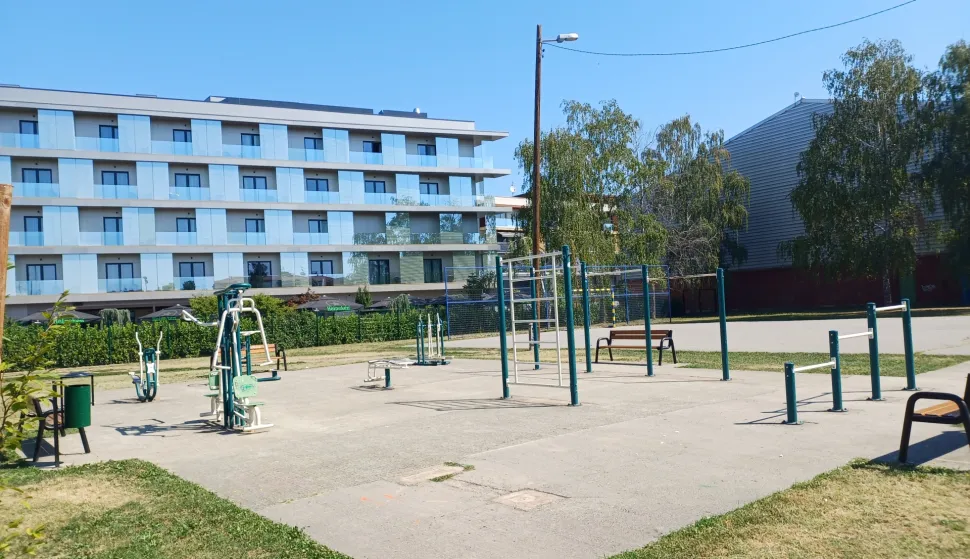 Nezapamćen napad u sredi&scaron;tu Đakova: Branio 14-godi&scaron;njaka pa zavr&scaron;io sa &scaron;est ubodnih rana i prijelomom &scaron;ake