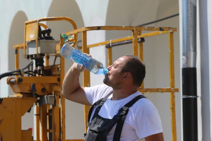 Osijek, 31. 07. 2026, Vrućina, toplotni val, ljudi se ne razne načeine &scaron;tite od vručine, uirovljenik na popratku iz trgovine sklanja se u hladovinu, radnici koji rade na otvorenom, piju puno tekućine, i terase kafića su prazne u najtoplije m dijelu dana... ilustracije, slobodnjaci.snimio GOJKO MITIĆ