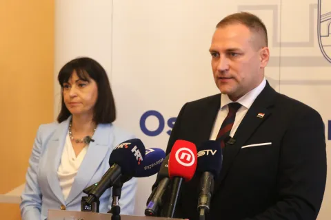 Osijek, 31. 07. 2026, Županijska 4, Ministar David Vlajčić, sastanak o Afričkoj svinjskoj kugi, ASK.Županica Nata&scaron;a Trami&scaron;ak i Ministar, David Vlajčić.snimio GOJKO MITIĆ