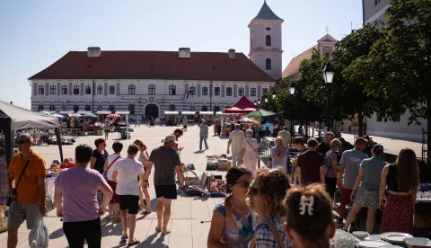 Osijek, 1. 8. 2026., Sajam antikvitetaAntikviteti; sajam; sajmovi; starine; kolekcionarstvo; prodaja; ponuda; posjetitelji; kupci