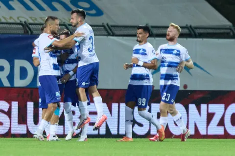 Velika Gorica, 01.08.2026. - Na Gradskom stadionu u Velikoj Gorici odigrana je utakmica 1. kola Hrvatske nogometne lige između Gorice i Osijeka.Na fotografiji slavlje igrača Osijeka nakon postignutog pogotka.foto HINA/ Edvard &Scaron;U&Scaron;AK /es