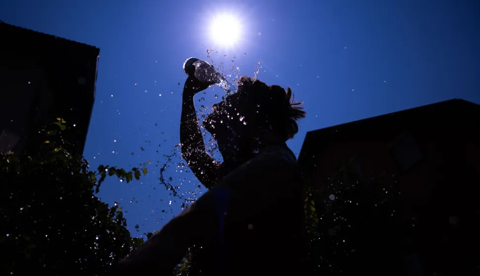 02.08.2026., Zagreb - Zbog velikih vrucina i toplinskog vala gradjani se osvjezavaju vodom na otovreno. Photo: Igor Soban/PIXSELL