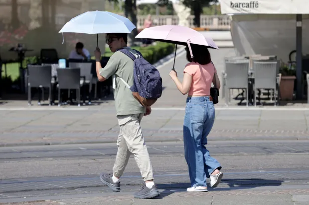 01.08.2026., Zagreb - Zbog toplinskog vala, mnogi na razne nacine treze hlad i zastitu od sunca. Photo: Marko Seper/PIXSELL