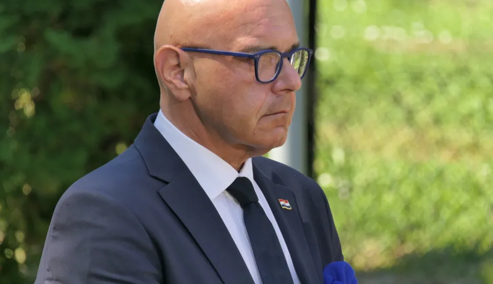 U&scaron;tica, 02.08.2026. - Na romskom memorijalnom groblju u U&scaron;tici pokraj Jasenovca u subotu je obilježen Međunarodni dan sjećanja na romske žrtve genocida (Samudaripen). Tom je prigodom otvoren i Park mira i prijatelja Roma "Amare, amale". Na fotografiji Alen Ružić. foto HINA/ Nikola Blažeković/ ml