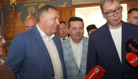 Predsjednik Srbije Aleksandar Vučić i neformalni srpski lider u BiH Milorad Dodik položili su vijence kod Bosanskog Petrovca, na mjestu stradanja srpske kolone koja se povlačila nakon Oluje, nazvav&scaron;i raketiranje hrvatskih zrakoplova najstra&scaron;nijim hladnokrvnim zločinom nad civilima za koji nitko nije odgovarao. 