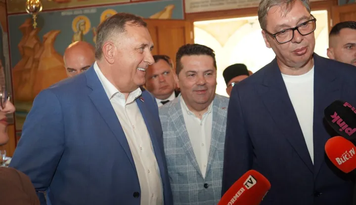 Predsjednik Srbije Aleksandar Vučić i neformalni srpski lider u BiH Milorad Dodik položili su vijence kod Bosanskog Petrovca, na mjestu stradanja srpske kolone koja se povlačila nakon Oluje, nazvav&scaron;i raketiranje hrvatskih zrakoplova najstra&scaron;nijim hladnokrvnim zločinom nad civilima za koji nitko nije odgovarao. 