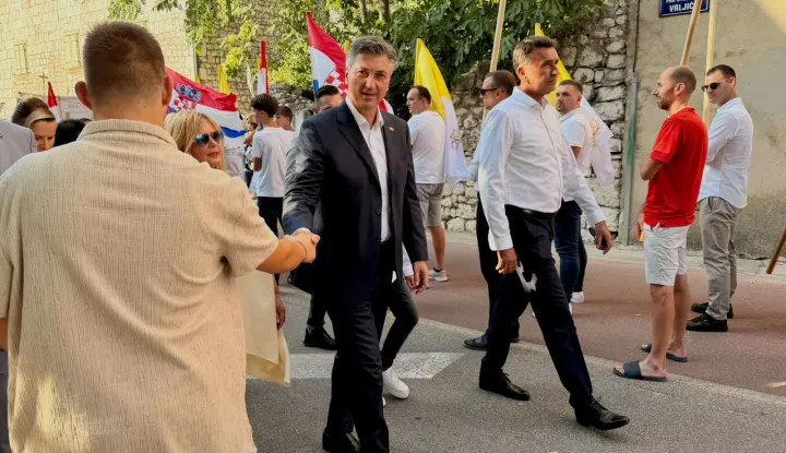 Imotski, 02.06.2026. - Dan grada Imotskog i blagdan Gospe od Anđela obilježeni su u nedjelju svečanim vjerskim, protokolarnim i kulturno-zabavnim programom, kojem su nazočili predsjednik Vlade Andrej Plenković te ministri Gordan Grlić Radman i Tonči Glavina. Dan grada i blagdan Gospe od Anđela tradicionalno se obilježavaju 2. kolovoza, kada Imotski slavi svoju nebesku za&scaron;titnicu. Na fotografiji Andrej Plenković. foto HINA/ Lucija VUJNOVIĆ/ ml