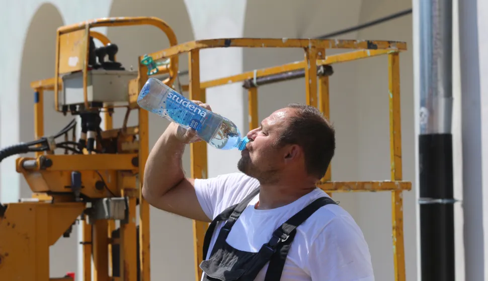 Osijek, 31. 07. 2026, Vrućina, toplotni val, ljudi se ne razne načeine &scaron;tite od vručine, uirovljenik na popratku iz trgovine sklanja se u hladovinu, radnici koji rade na otvorenom, piju puno tekućine, i terase kafića su prazne u najtoplije m dijelu dana... ilustracije, slobodnjaci.snimio GOJKO MITIĆ