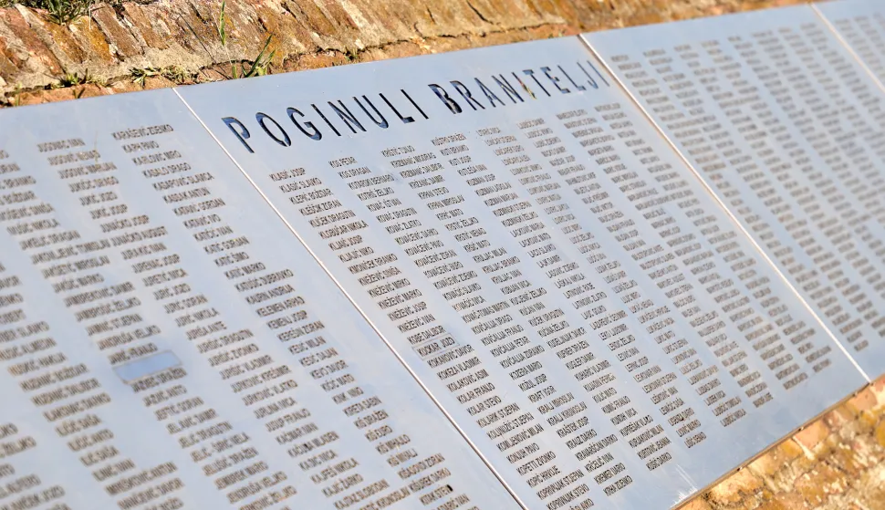 Osijek, 04. 08. 2026., Kapelica Kraljice mira, odavanje počasti, Oluja '95, Dan pobjede, vijenci, svijeće SNIMIO BRUNO JOBST
