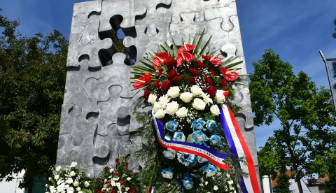 03.05.2025., Slavonski Brod: Ministar tomo Medved polozio vijenac kod spomenika Prekinuto djetinjstvo povodom obiljezavanja Dana sjecanja na ubijenu i stradalu djecu u Domovinskom ratu. Photo: Ivica Galovic/PIXSELL