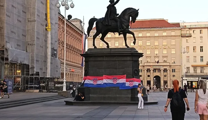 Zagreb, 04.08.2026 - Iz zagreba?kog HDZ-a poru?ili su u utorak kako je sramota da je uo?i Dana pobjede glavni zagreba?ki trg bez ijedne hrvatske zastave, a odgovorni za to su 'zagreba?ka vlast na ?elu s Tomislavom Toma?evi?em i platformom Mo?emo i njihovi partneri iz SDP-a'. foto HINA/ HDZ/ ik