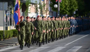Knin, 05.08.2026. - U Kninu je u srijedu ujutro po?ela proslava 31. godi?njice Vojno-redarstvene operacije (VRO) Oluja te Dana pobjede i domovinske zahvalnosti i Dana hrvatskih branitelja. Polaganjem vijenaca ispred Spomenika hrvatske pobjede Oluja na Trgu dr. Ante Star?evi?a, odaje se po?ast poginulim, nestalim i umrlim hrvatskim braniteljima. Na fotografiji pripadnici vojske. foto HINA/ Mario STRMOTI?/ ls
