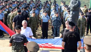 05.08.2026., Knin - Proslava obiljezavanja Dana pobjede i domovinske zahvalnosti, Dana hrvatskih branitelja i 31. obljetnice vojno redarstvene operacije Oluja. Podizanje zastave na kninskoj tvrdjavi Photo: Dusko Jaramaz/PIXSELL
