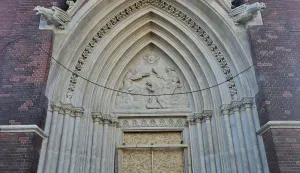 SREDI&Scaron;NJI KAMENI PORTAL KONKATEDRALE