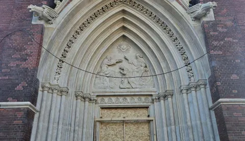 SREDI&Scaron;NJI KAMENI PORTAL KONKATEDRALE