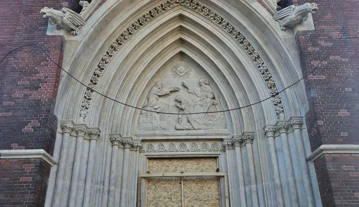 SREDI&Scaron;NJI KAMENI PORTAL KONKATEDRALE