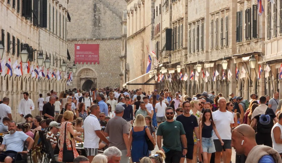 16.08.2025., Dubrovnik - Velika fluktuacija turista pokazuje da je Dubrovnik jos uvijek jedna od najomiljenijih destinacija na Jadranu. Stradun, poznat i kao Placa, glavna je ulica u Dubrovniku i glavno mjesto okupljanja turista. Ulica je pjesacka zona i srediste mnogih aktivnosti, a duz nje se nalaze brojne trgovine, kafici, restorani i povijesne znamenitosti. Turisti cesto setaju Stradunom, fotografiraju se i uzivaju u atmosferi. Photo: Sanjin Strukic/PIXSELL