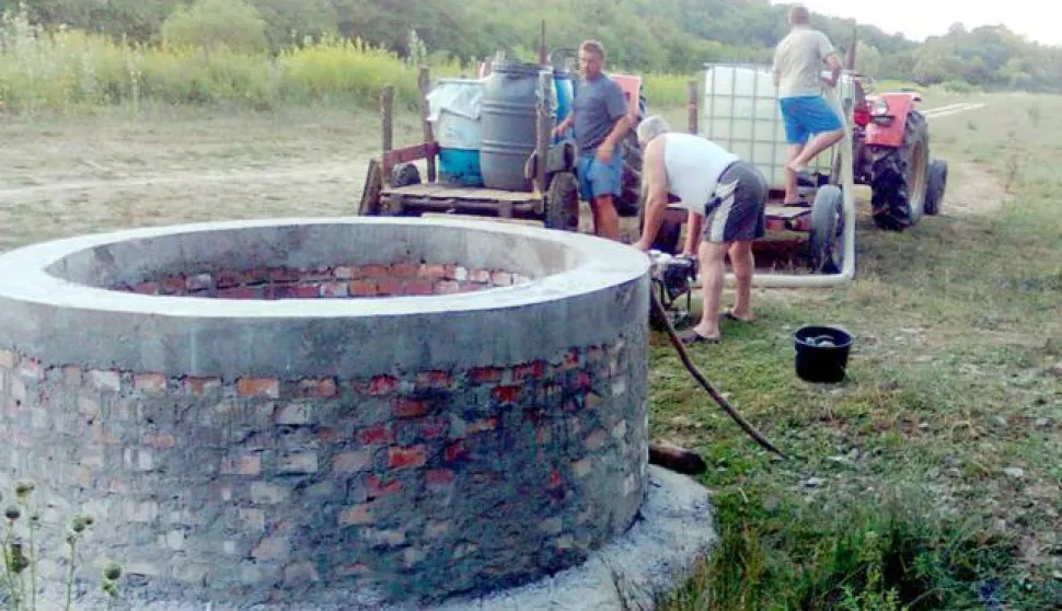 LEVANJSKA VARO&Scaron; - VODU DONOSE IZ BUNARA U POLJIMA2012. 