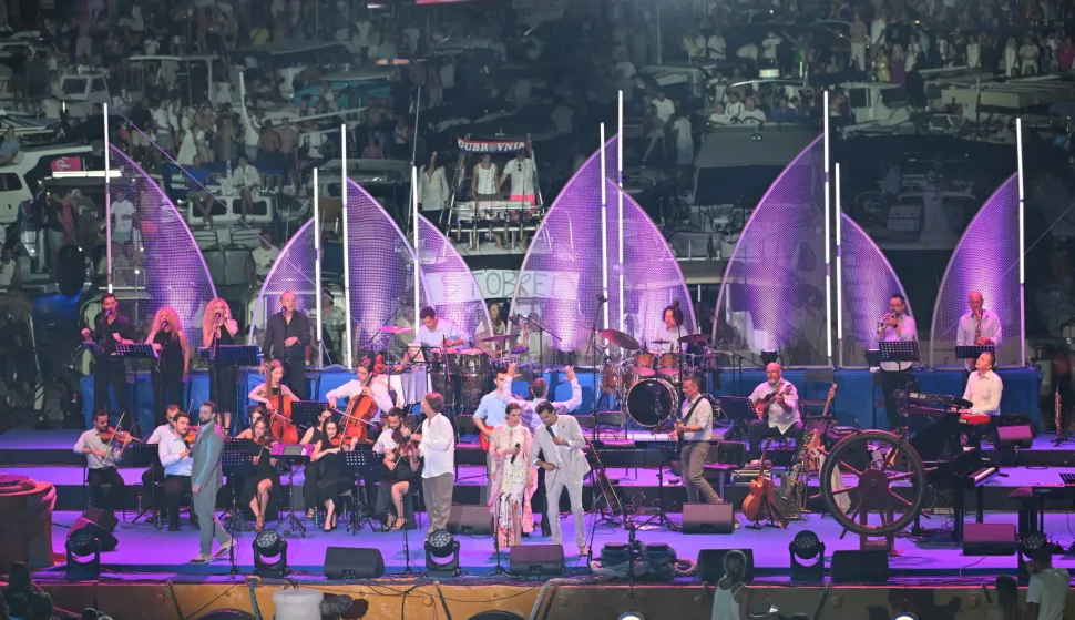 Vela Luka, 290726.Ponton Vela Luka.Koncert Trag u beskraju u spomen na Olivera Dragojevica.Na fotografiji: Matija Cvek, Jakov Jozinovic, Nina Badric, Marko Tolja.Foto: Ante Cizmic/CROPIX