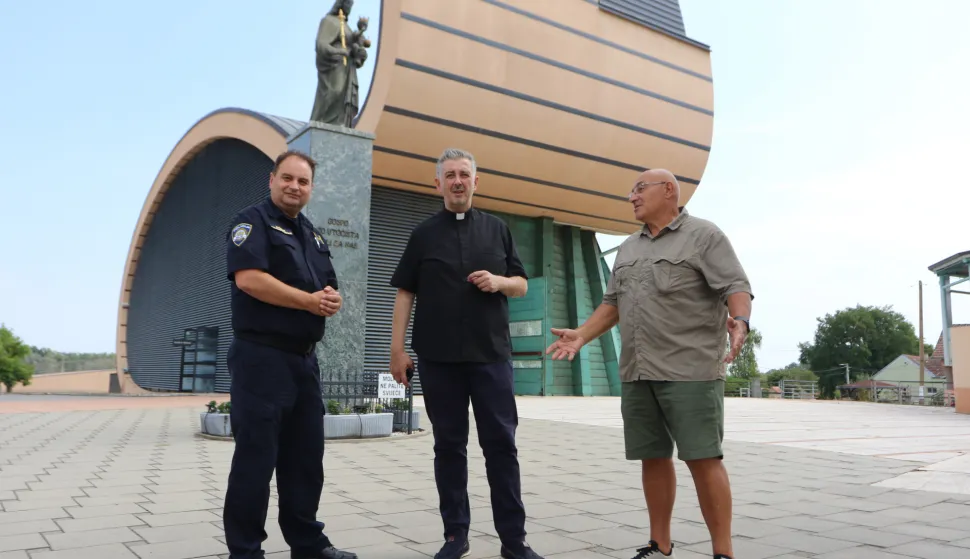 Aljma&scaron;, 07. 08. 2026, Aljma&scaron;, župni ured, press i pripreme za predstoječi Blagdan Velike Gospe u Aljma&scaron;u. Zoran Kon, Župnik Tomislav Ćurić i Darko Barjaktarević.snimio GOJKO MITIĆ