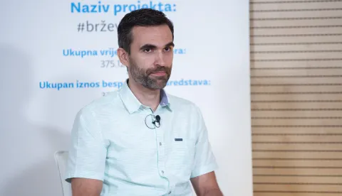 Zagreb, 21.07.2026. - Nezavisni sindikat znanosti i visokog obrazovanja organizirao je okrugli stol "Sit gladnom ne vjeruje: za&scaron;to plaće moraju rasti?". U okolnostima rasta tro&scaron;kova života, promjena na trži&scaron;tu rada i sve izraženijih razlika među sektorima, pitanje pravednih, održivih i razvojno usmjerenih politika plaća postaje jedno od ključnih pitanja socijalnog dijaloga. Koliko rastu plaće u privatnom, koliko u javnom sektoru? &Scaron;to za plaće znače kolektivni ugovori? Ima li Vlada RH politiku plaća? Postoji li prostor za rast plaća u privatnom sektoru? Na slici Matija Kroflin.foto HINA/ Sa&scaron;a KOLJAN/ sk