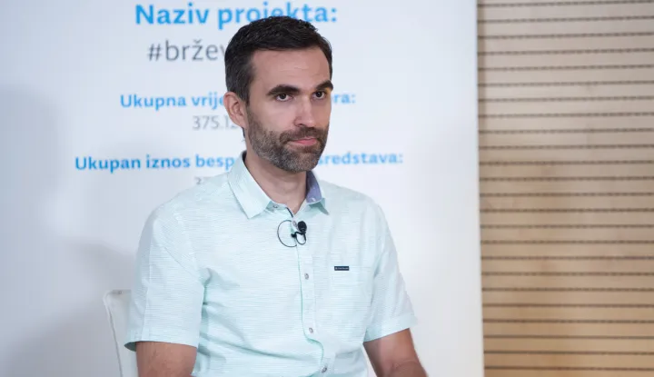 Zagreb, 21.07.2026. - Nezavisni sindikat znanosti i visokog obrazovanja organizirao je okrugli stol "Sit gladnom ne vjeruje: za&scaron;to plaće moraju rasti?". U okolnostima rasta tro&scaron;kova života, promjena na trži&scaron;tu rada i sve izraženijih razlika među sektorima, pitanje pravednih, održivih i razvojno usmjerenih politika plaća postaje jedno od ključnih pitanja socijalnog dijaloga. Koliko rastu plaće u privatnom, koliko u javnom sektoru? &Scaron;to za plaće znače kolektivni ugovori? Ima li Vlada RH politiku plaća? Postoji li prostor za rast plaća u privatnom sektoru? Na slici Matija Kroflin.foto HINA/ Sa&scaron;a KOLJAN/ sk