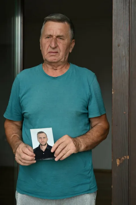 U riječkom domu obitelji Vejzović na Zametu posjetili smo Agana Vejzovića, oca 38-godi&scaron;njeg Denisa, čovjeka čije je lice usječeno od brige, neprospavanih noći i nepodno&scaron;ljivog tereta koji trenutno nosi.