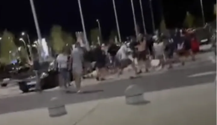 NA PARKIRALI&Scaron;TU Zračne luke Franjo Tuđman u Zagrebu do&scaron;lo je do masovnog sukoba između pripadnika navijačkih skupina Torcida i Bad Blue Boys.