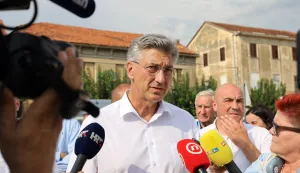 Metkovi?, 8.8.2026.- Ispod Lu?kog mosta u Metkovi?u startao je 29. Maraton la?a na Neretvi. Na slici Andrej Plenkovi?. foto HINA/ Jure DIVI?/ ua