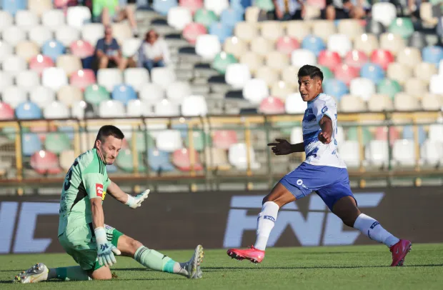 08.08.2026., Gradski stadion, Velika Gorica - SuperSport HNL, 2. kolo, NK Rudes - NK Osijek. Lovre Rogic i Armando Leon Resendez