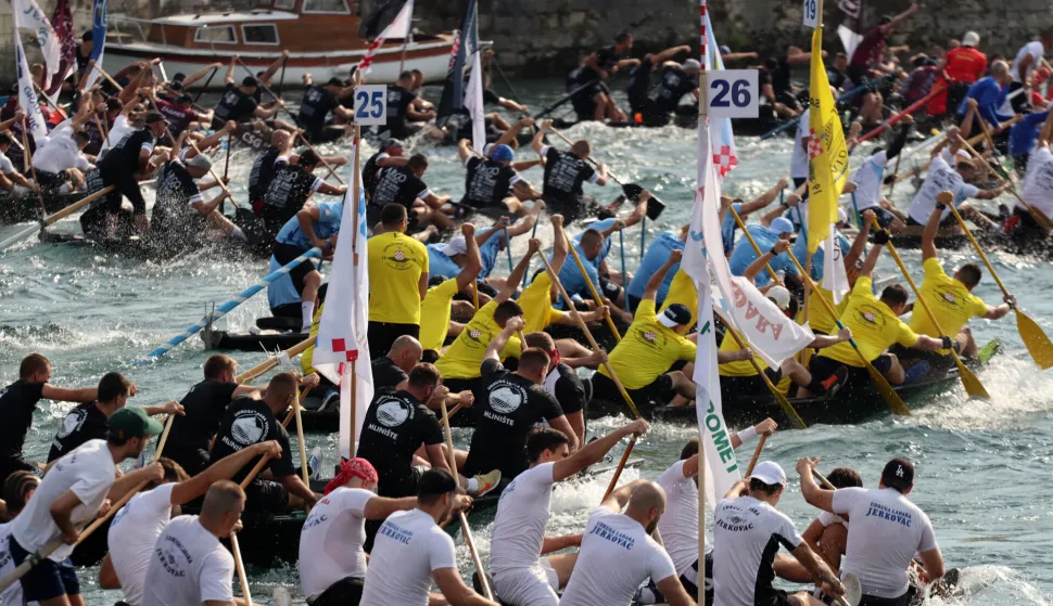 Metkovi?, 8.8.2026.- Ispod Lu?kog mosta u Metkovi?u startao je 29. Maraton la?a na Neretvi. foto HINA/ Jure DIVI?/ ua