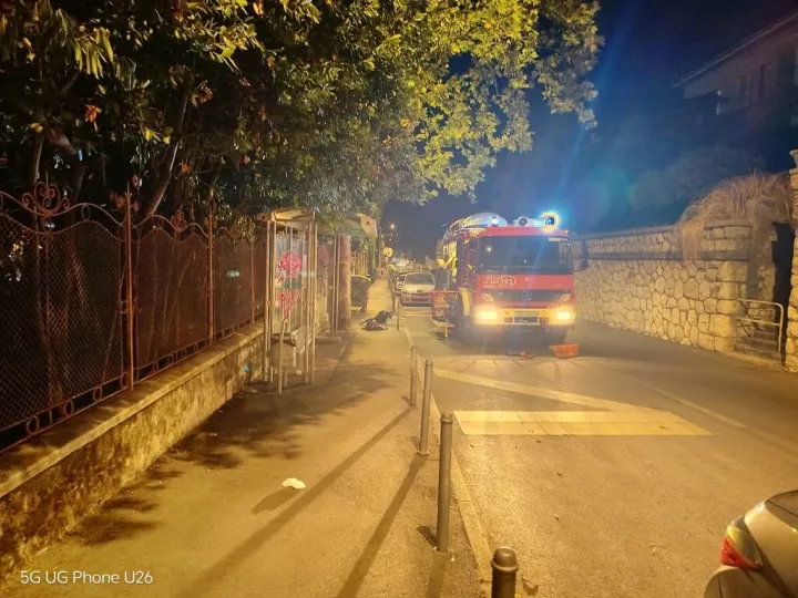 Ljetna večer na riječkim Pećinama zamalo se pretvorila u nezamislivu tragediju. Na &Scaron;etali&scaron;tu XIII. divizije, u neposrednoj blizini hotela Jadran, uru&scaron;io se balkon stare, napu&scaron;tene vile dok su se na njemu nalazile dvije mlađe osobe.