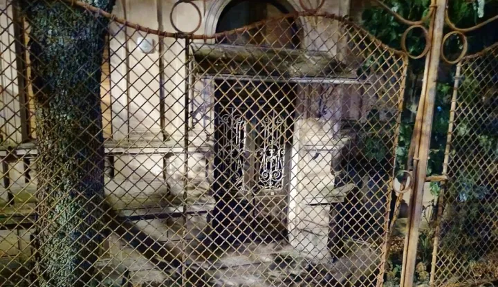 Ljetna večer na riječkim Pećinama zamalo se pretvorila u nezamislivu tragediju. Na &Scaron;etali&scaron;tu XIII. divizije, u neposrednoj blizini hotela Jadran, uru&scaron;io se balkon stare, napu&scaron;tene vile dok su se na njemu nalazile dvije mlađe osobe.