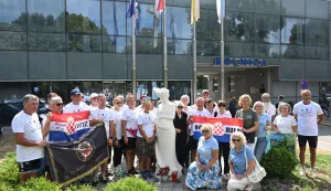 Vukovar, 8.8.2026.?- Sudionici 1. biciklisti?ke karavane "U ?ast hrabrim braniteljicama", koja je odr?ana na relaciji Popova?a - Vukovar, odali su po?ast hrvatskim braniteljicama paljenjem svije?a ispred Nacionalne memorijalne bolnice "Dr. Juraj Njavro", odnosno kod spomen-obilje?ja "Ru?a hrvatska".?Spomen-obilje?je je podignuto u spomen na trudnicu Ru?icu Markoba?i? i njezina nero?enog sina Antuna, koji su ubijeni na Ov?ari 1991. godine. foto HINA/ Gordan Pani?/ gp
