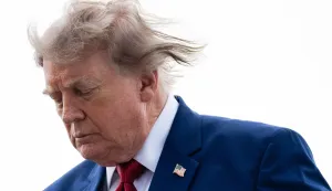 NEWARK, NEW JERSEY - AUGUST 07: U.S. President Donald Trump walks off of Air Force One at Newark Liberty International Airport on August 7, 2026 in Newark, New Jersey. President Trump is spending the weekend at Trump National Golf Club Bedminster. Eric Lee/Getty Images/AFP (Photo by Eric Lee/GETTY IMAGES NORTH AMERICA/Getty Images via AFP)