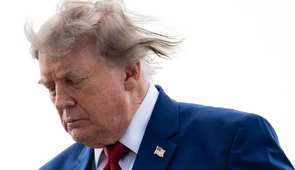 NEWARK, NEW JERSEY - AUGUST 07: U.S. President Donald Trump walks off of Air Force One at Newark Liberty International Airport on August 7, 2026 in Newark, New Jersey. President Trump is spending the weekend at Trump National Golf Club Bedminster. Eric Lee/Getty Images/AFP (Photo by Eric Lee/GETTY IMAGES NORTH AMERICA/Getty Images via AFP)