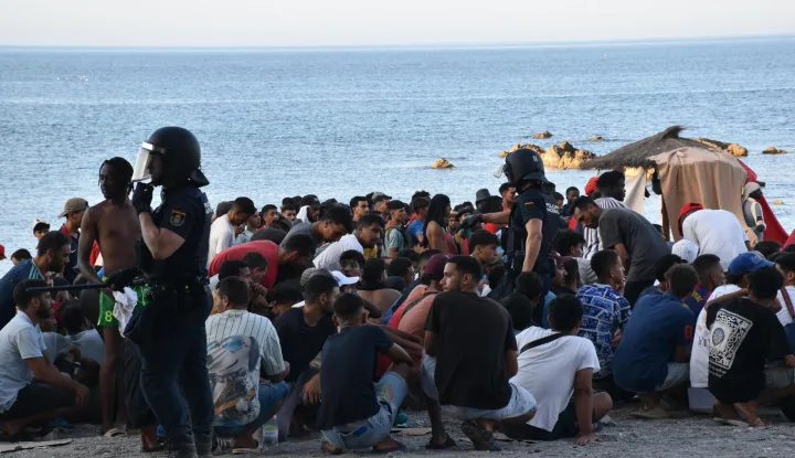 Hundreds of migrants receive medical care from staff of Spain's National Institute for Healthcare Management (INGESA) and Red Cross volunteers on Trampol&iacute;n Beach in Ceuta, Spain on August 7, 2026, as healthcare and food are distributed under coordination by the National Police's riot squad. Photo by Gabriela Sard&aacute; N&uacute;&ntilde;ez/Europa Press/ABACAPRESS.COM Photo: Europa Press/ABACA/ABACA