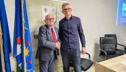 Nogomet19.02.2025.Skupstina NS NasiceNa slici: Ivica Valencak(bivsi) i Drazen Ibriks(novi) predsjednik NS NasiceSnimio: Srecko Sobodic