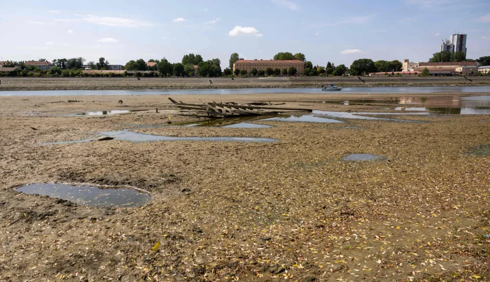 A photo shows an old sunken ship at the sandbanks exposed by the receding waters of the Drava river in Osijek, Croatia, on August 8, 2026. (Photo by MARKO PERKOV/AFP)