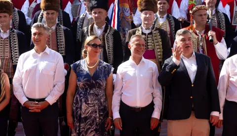 Sinj, 09.08.2026. - Ususret 311. Sinjskoj alci uprili?en je Vojvodin prijem u Alkarskim dvorima. Na slici Andrej Plenkovi?, Sonja Jandrokovi?, Gordan Jandrokovi? i Zoran Milanovi?. foto HINA/ Miroslav Lelas/ ua