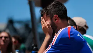 SAN FRANCISCO, CALIFORNIA - JULY 14: A France fan reacts as Spain takes a 2-0 lead during a watch party at China Basin Park during the World Cup semi-final match between Spain and France on July 14, 2026 in San Francisco, California. The match will determine who advances to the World Cup finals, with Spain looking to make its first appearance in 16 years. Heather Diehl/Getty Images/AFP (Photo by Heather Diehl/GETTY IMAGES NORTH AMERICA/Getty Images via AFP)