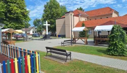 U centru Vrbanje, općinska zgrada, trg...ustupljeno