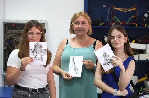 Osijek, 10. 08. 2026., Tvrđa, Dom tehnike, 24. ljeto u Domu tehnike, radionice, obilazak, Lora Marjanović; Terezija Blekić - voditeljica radionice; Dora Perasović SNIMIO BRUNO JOBST