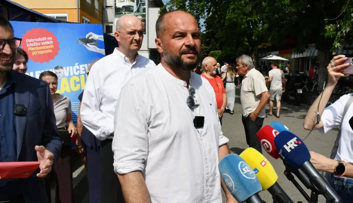 11.07..2026., Slavonski Brod - Konferencija za medije u povodu zajednicke kampanje SDP-a i Mozemo! "Plenkoviceva inflacija"na Gradskoj trznici u Slavonskom Brodu. Na konferenciji su govorili predsjednik SDP-a Sinisa Hajdas Doncic, te saborski zastupnik Mozemo! Marin Zivković. Tema konferencije bila je kampanja "Plenkoviceva inflacija", usmjerena na rast troskova zivota, te posljedice koje inflacija ostavlja na gradane Hrvatske. Tom prigodom postavljena je i posebna izlozba kojom su prikazali efekte inflacije na kljucne prehrambene proizvode. Photo: Ivica Galovic/PIXSELL