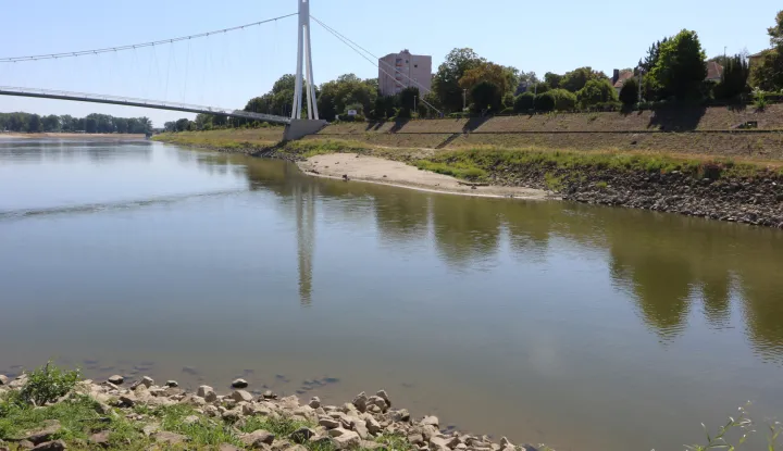 Osijek, 10. 08. 2'026, Zimska luka. Gotovo naukani brod Bijela lađa, i čamci u Zimskoj luci. Ekstremno nizak vodostaj na rijeci Dravi, gotovo svakodnevno se obaraju povjesni rekordi....slobdonjak, ilustracija.snimio GOJKO MITIĆ
