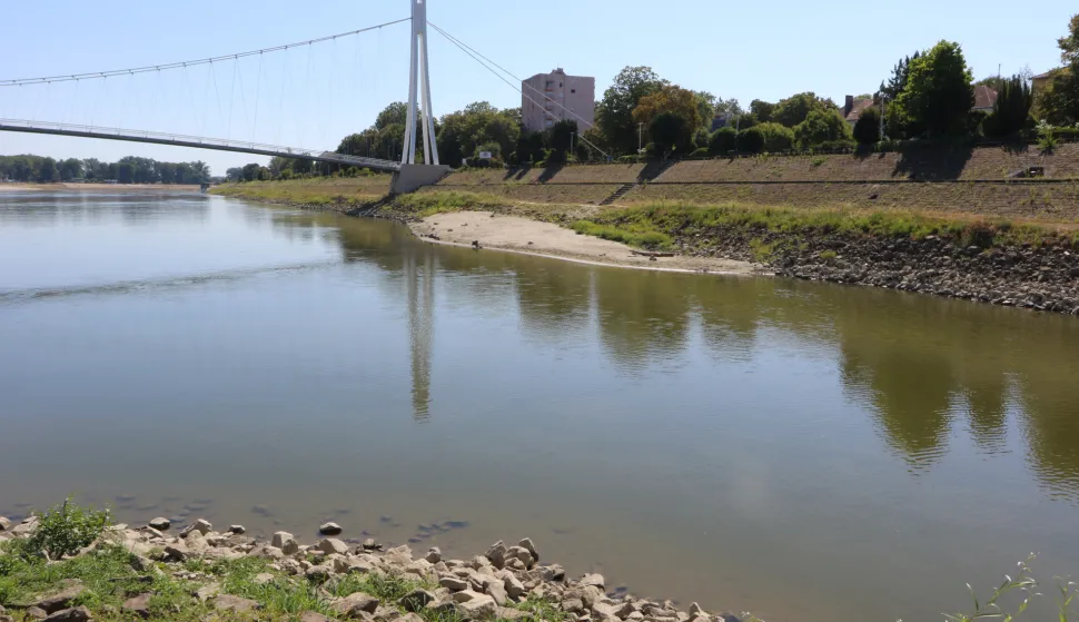 Osijek, 10. 08. 2'026, Zimska luka. Gotovo naukani brod Bijela lađa, i čamci u Zimskoj luci. Ekstremno nizak vodostaj na rijeci Dravi, gotovo svakodnevno se obaraju povjesni rekordi....slobdonjak, ilustracija.snimio GOJKO MITIĆ