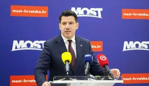 Predsjednik Mosta i predsjednik saborskog Odbora zapravosuđe Nikola Grmoja na konferenciji za medije upozorio je na najavljene Vladinemjere kojima bi se dodatno opteretilo pau&scaron;alne obrtnike i male poduzetnike tezatražio konkretnu odgovornost i promjene u pravosudnom sustavu nakon tragedije uDrni&scaron;u, u kojoj je život izgubio Luka.