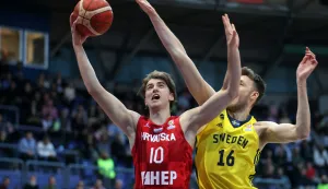 Zagreb, 25.02.2022 - Utakmica 2. kruga kvalifikacija za SP u ko&scaron;arci 2023. godine: Hrvatska - &Scaron;vedska. Na slici Lovro Gnjidić iz Hrvatske i Nicholas Spires iz &Scaron;vedske.foto HINA/ Damir SENČAR/ ds