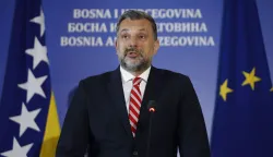 Sarajevo, 7.8.2026.- Ministar vanjskih poslova BiH Elmedin Konakovi? izjavio je u petak kako je ravnopravnost konstitutivnih naroda u toj zemlji temelj njezina opstanka i stabilnosti ?to mora biti zajam?eno i kroz pravi?nu zastupljenost u tijelima vlasti na svim razinama, no tvrdi kako su Bo?njaci ti koju su u najvi?e zakinuti. Konakovi? je to kazao uo?i konferencije pod nazivom "Polo?aj konstitutivnih naroda i ostalih u institucijama u BiH". Na slici Elmedin Konakovi?. foto HINA/ FENA/ Amer Kajmovi?/ ua